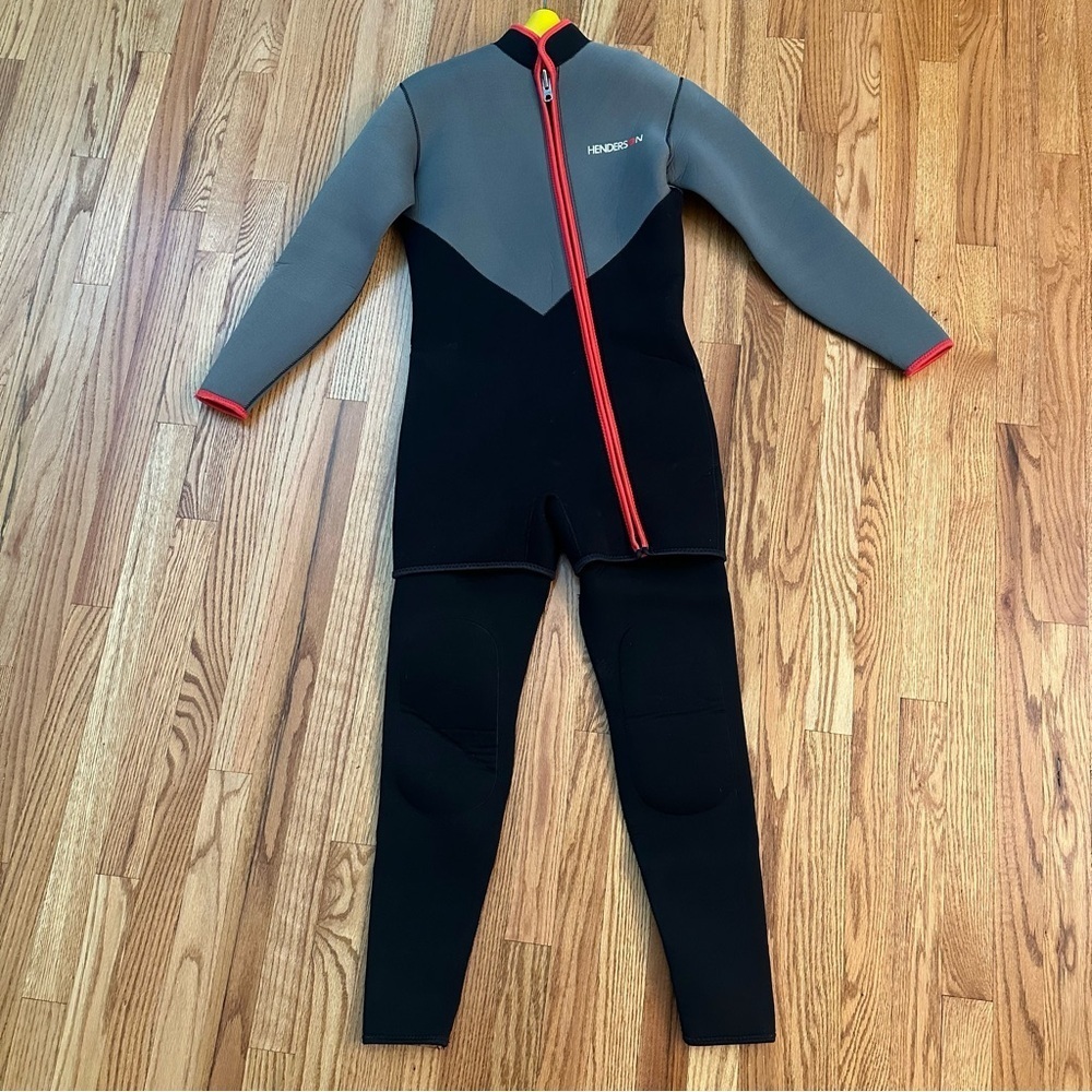 Henderson Women's Full Wetsuit in Gray/Black with Red Zip